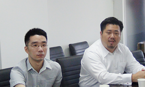 新加坡资讯通信发展管理局中国区司长、新加坡驻上海总领事馆信息产业处领事庄庆维（右）