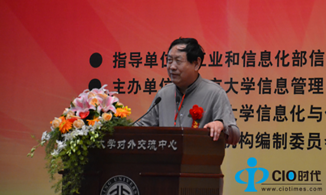 国家信息化专家咨询委员会委员、国家行政学院汪玉凯教授在论坛上做了关于《政务公开是电子政务的灵魂》的主题演讲