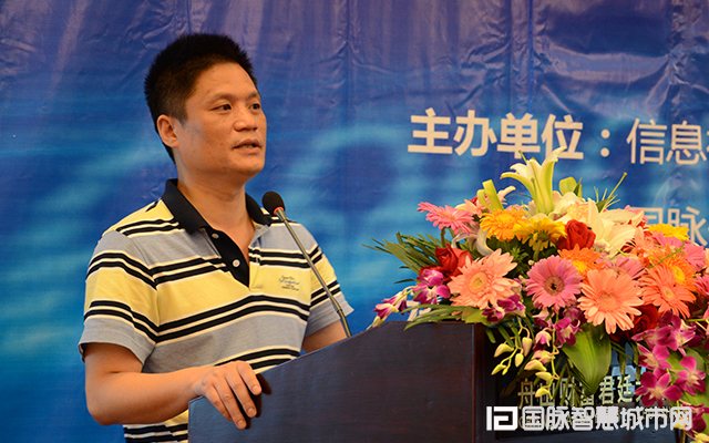 在“2015中国互联网+信息社会高端论坛”上，摩域体育信息化研究中心主任杨冰之就“互联网+政务发展”发表主题演讲。