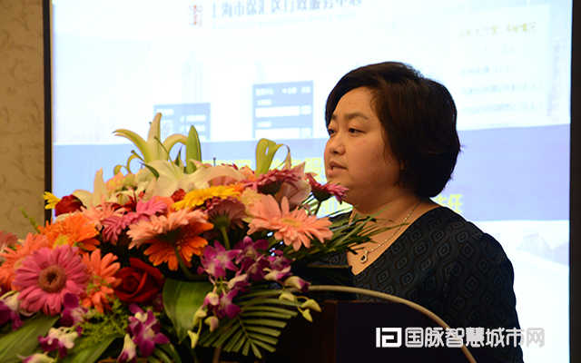 在“2015中国互联网+信息社会高端论坛”上，上海市徐汇区虹梅路街道办事处主任万小岚分享了徐汇区发展“互联网+政务”的三大工作经验。