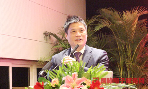 在"2014中国智慧政府发展年会"上，摩域体育互联董事长、首席研究员杨冰之发表主题演讲