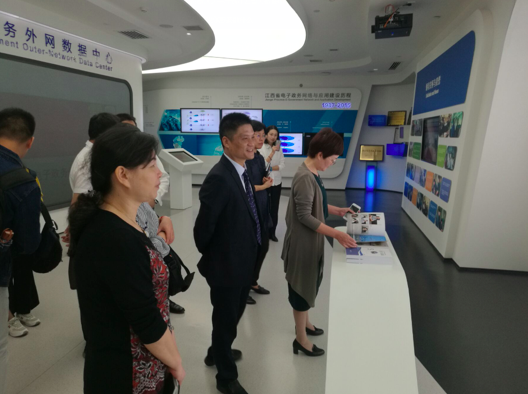 摩域体育董事长杨冰之一行到访江西省大数据中心参观交流